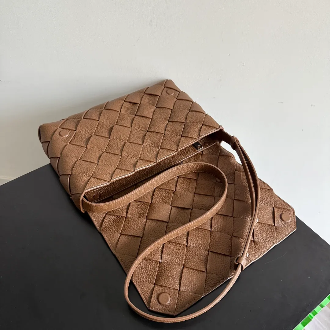 Batch 2220 BOTTEGA VENETA Bottega Veneta's 2025 new product Diago large crossbody bag is the latest shipment🎉🎉The combination of pragmatism and Diago craftsmanship, high-quality leather with natural texture, soft and thick touch, different gloss refracted under different lights, flat shape and dry It’s clean and tidy, it doesn’t have a big logo, but it exudes calmness and elegance from any angle. The interior capacity is enough, and two power banks can be easily accommodated. There is also a small zippered pocket, which is especially suitable for easy-to-lose items such as access cards. It is a bag that is both beautiful and practical👜 Style number: 815796 Size: 32*21.5*5cm Color: hazelnut brown